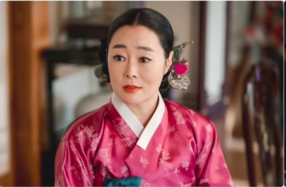 '밤피꽃' <b>윤사봉</b> "이하늬 입 막다 수염자국, 웃음 찾기 힘들었다"