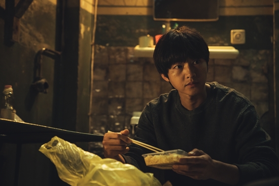 탈북자 <b>송중기</b> '<b>로기완</b>', 공개 3일만 글로벌 톱3 진입