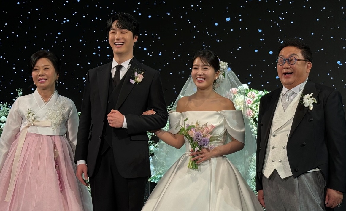 원혁<b>이수민</b>, 오늘(2일) <b>결혼식</b> 공개…父 <b>이용식</b>도 미소 '활짝'