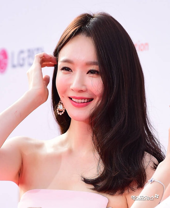 Kang MinKyung's Sharp Response to An Inappropriate Joke Wins Netizens' Hearts