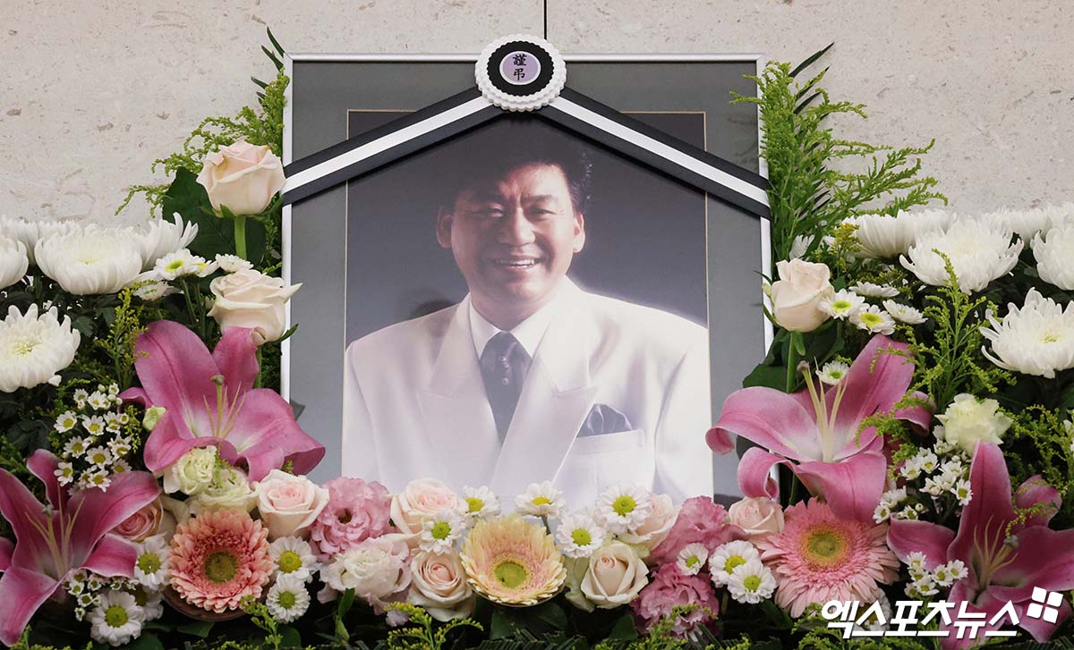 Singer Hyun Chul, the First Korean Singer to Be Laid to Rest with a ...