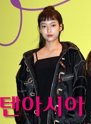 <b>에이프릴 양예나</b>, 축구선수 <b>설영우와</b> 열애? 묵묵부답[TEN이슈]