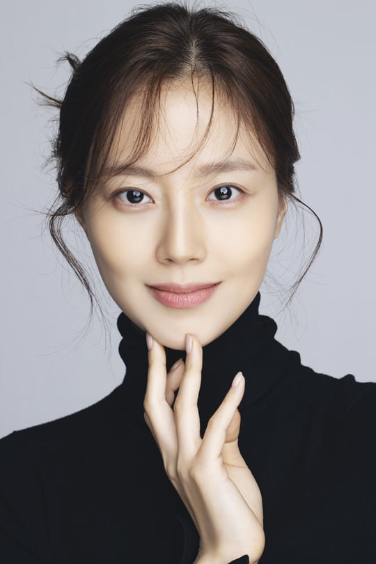 [공식] <b>문채원</b>, 現 소속사 <b>아이오케이와 재계약</b>