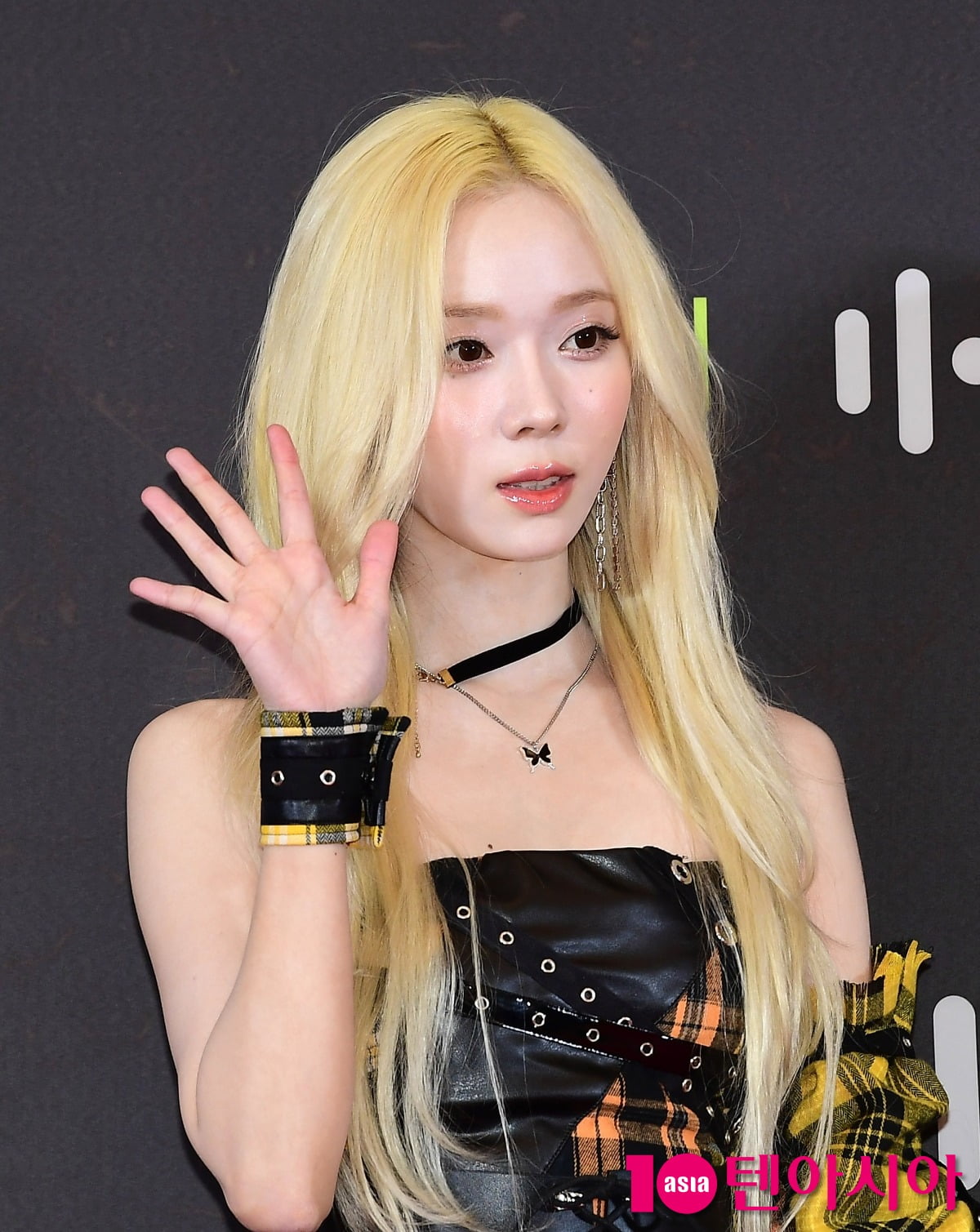 [단독] <b>에스파</b> 윈터, 돌연 <b>기흉 수술</b>…월드투어는 이상 無