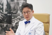 자신 몸 곳곳에 모발 이식 실험한 ‘털박사’…“암환자에게 가족 모발 이식도 성공”[명의를 찾아서]