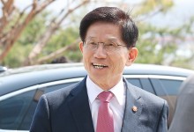 김문수 장관 “대선 출마, 아직 결심 못해…여러 가지 고심 중”