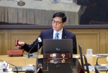 [속보] 이창용 “금통위원 6명 전원 3개월 뒤 추가 인하 가능성 열어둬”