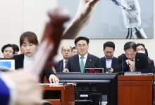 유상임 과기장관 “SKT 가입 해지 위약금 면제, 법률 검토 중”