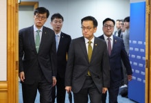 계엄 ·연준발 환율 충격…금융당국, 금융사 건전성 규제 연기