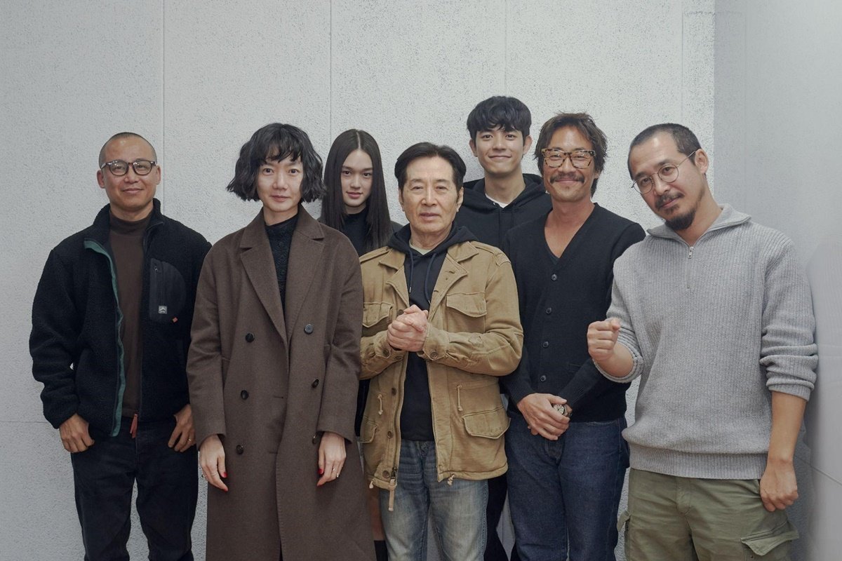 심상치 않은 <b>가족</b>…배두나X<b>류승범</b>X<b>백윤식</b> ‘<b>가족계획</b>’ 대본 리딩 현장