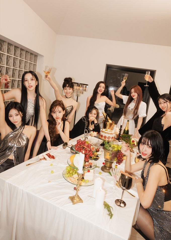 <b>트와이스</b>, 美 유명 <b>모닝쇼서 신곡</b> 퍼포먼스 첫 선