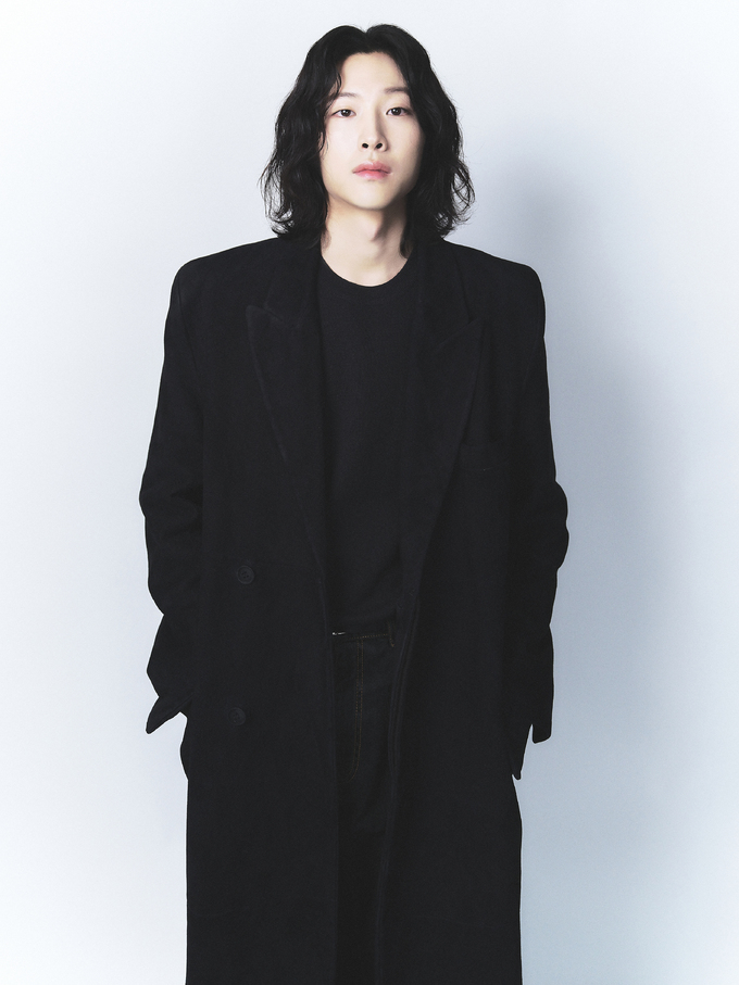 Lee Jongwon Blossoms in "Flower That Blooms At Night," Claiming the