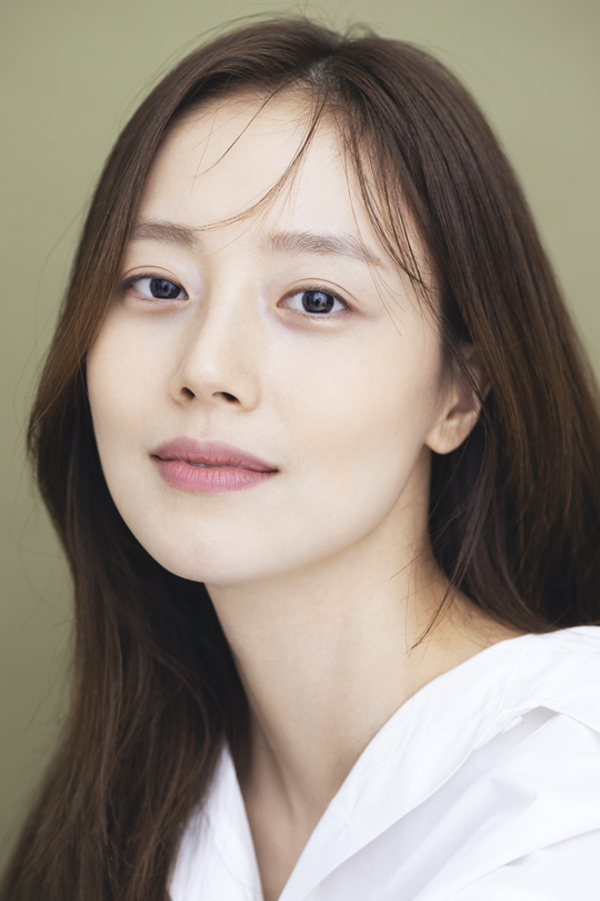 <b>문채원</b>, <b>아이오케이와 재계약</b>...“전폭적 지원 약속”