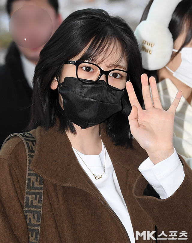 <b>안유진</b> ‘커다란 <b>뿔테</b>로 청순 이미지 UP’