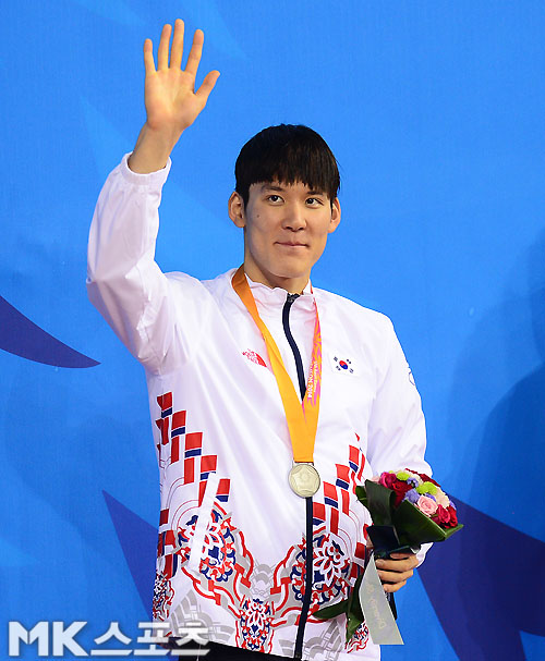 ‘<b>마린보이</b>’ <b>박태환</b>, <b>추성훈</b>과 식구됐다…본부이엔티와 전속계약 (공식)