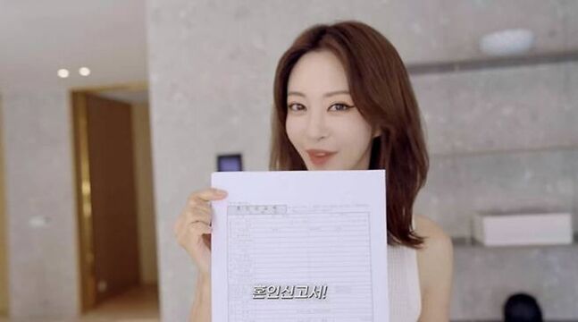 "난 이제 유부녀"…<b>한예슬</b>, <b>10세</b> 연하 연인과 <b>혼인신고</b>
