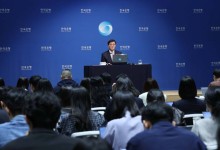 트럼프 덫·가계부채 늪에 고심… 한은, 성장률 전망치 낮출까