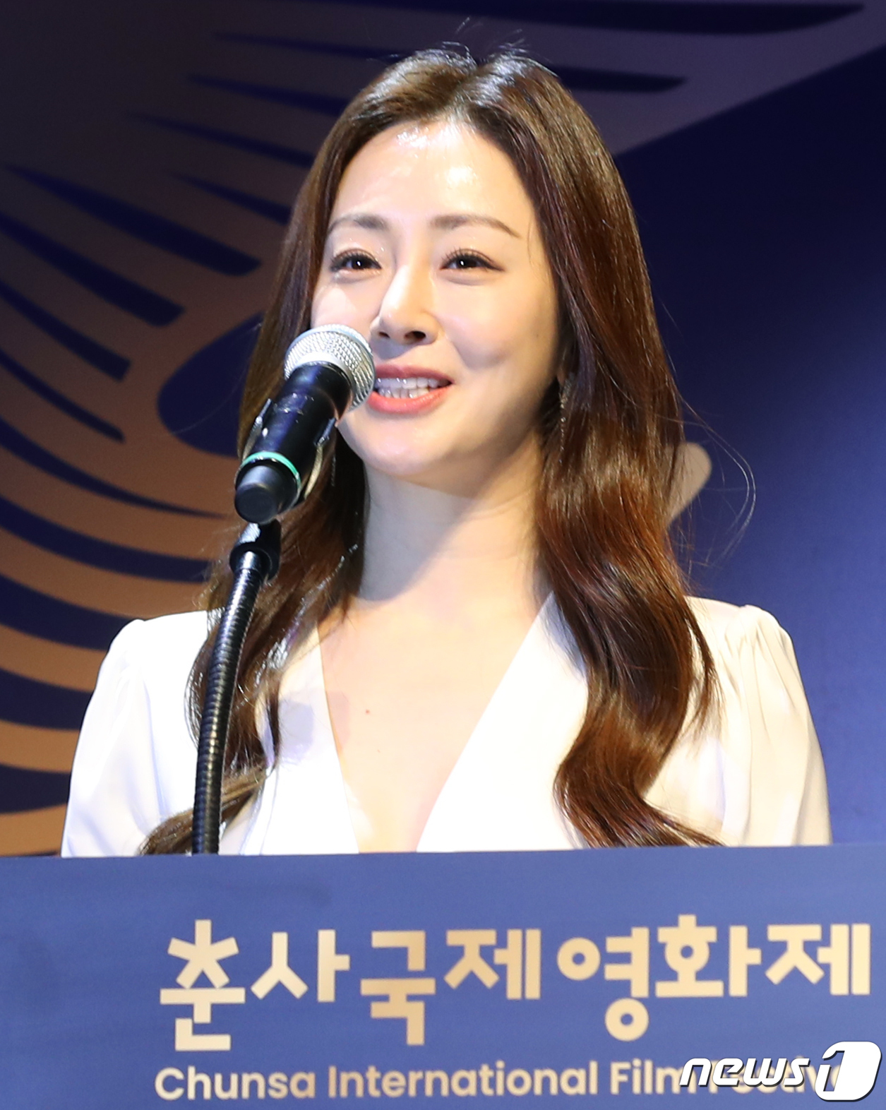 <b>오나라</b>, 춘사영화제 미모의 시상자