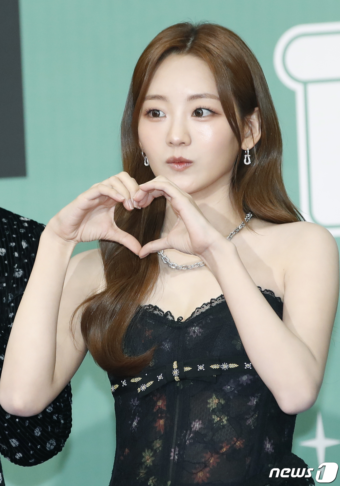 '혼례대첩' <b>조이현</b>, 한복 벗고 망사 레이스 드레스로 예쁨 발산