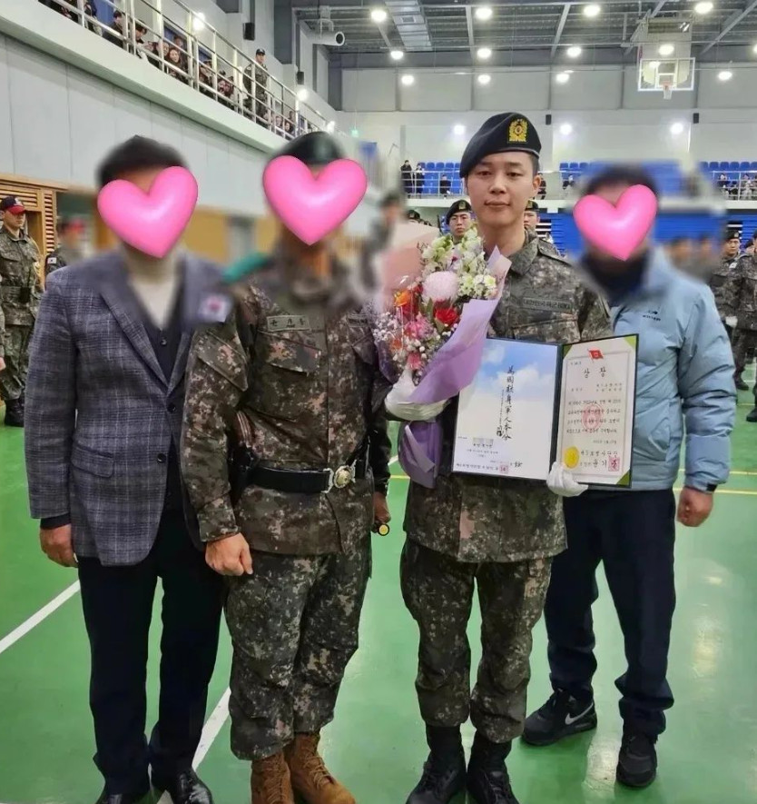 BTS <b>지민</b>, 신병교육대 '최우수 <b>훈련병</b>'으로 수료…표창