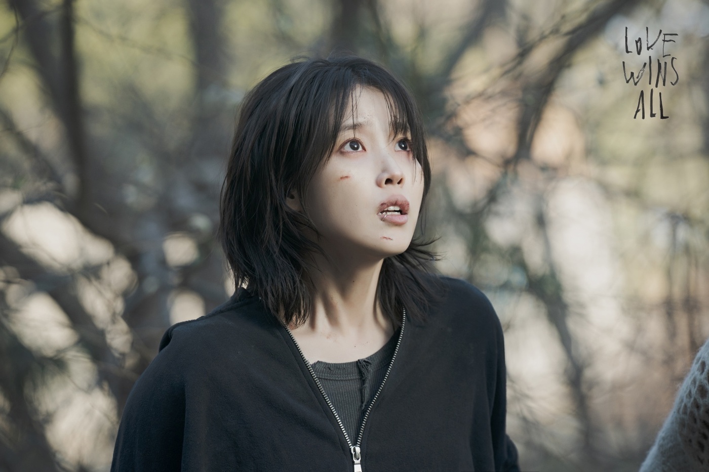 <b>아이유</b>, 놀란 눈빛+행복 미소…극과 극 '<b>러브</b> 윈스 올'