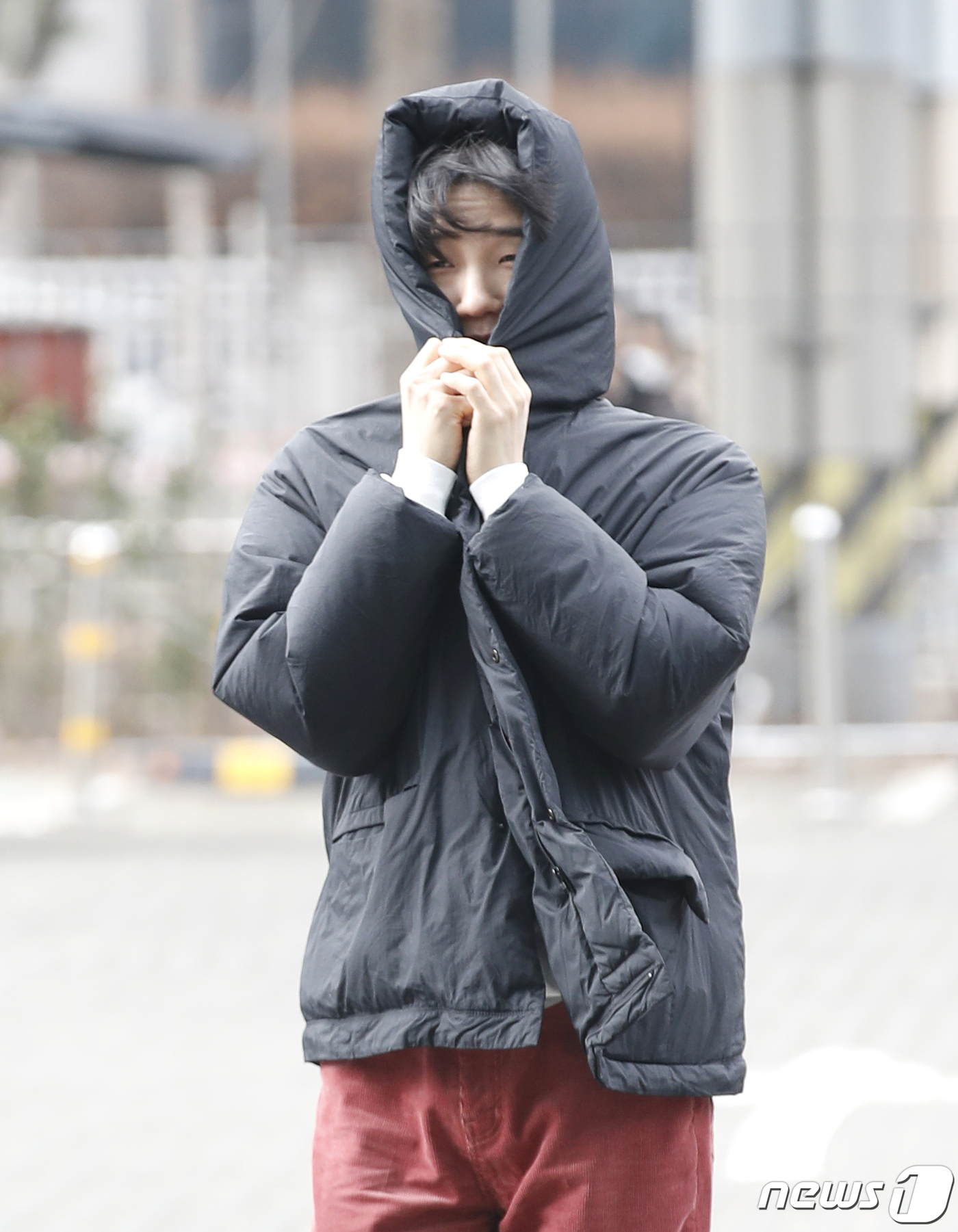 '<b>싱어게인3</b>' <b>소수빈</b>, 강풍에 패딩을 꽁꽁 싸매고