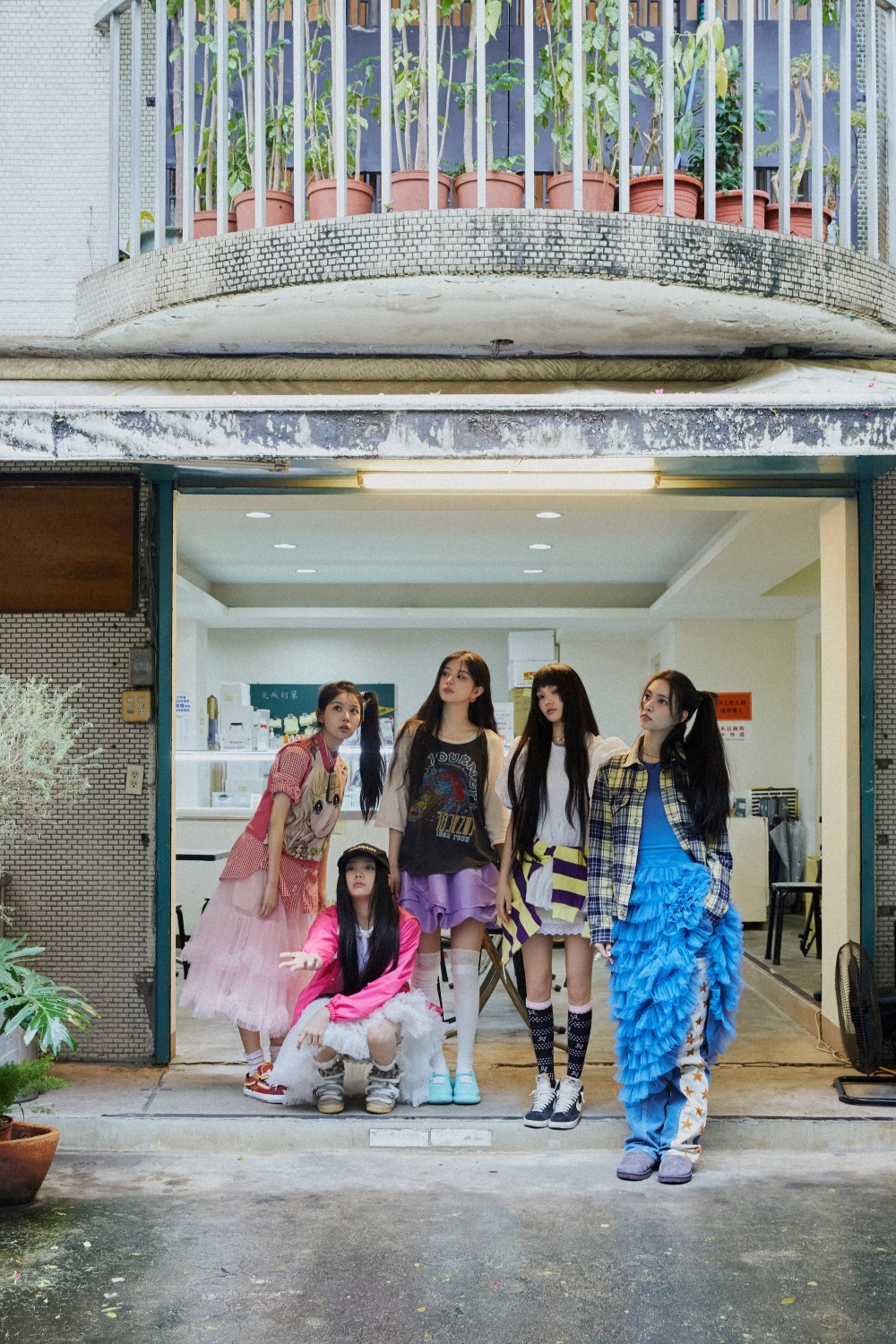 '50만장' <b>아일릿</b>, '슈퍼 리얼 미'로 <b>하프 밀리언셀러</b> 등극…음반 판매량도 강...