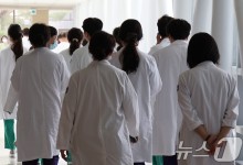 하반기 전공의 모집에 의료계 '대토론회'로 맞불…일부 교수들 거리로