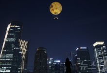 여의도 밝히는 '서울달' 정식 개장…정오부터 밤 10시까지 운영