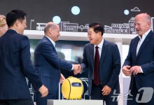 '100주년' IFA 찾은 슐츠 獨 총리…삼성전자·LG전자 부스 방문