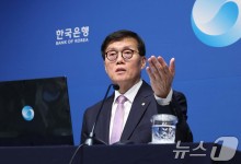 '금리인하 실기론' 낱낱이 반박한 한은 총재…"1년 두고 봅시다"