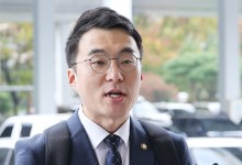 文 "이 지랄맞음이"→ 김남국 "尹 탄생시킨 文, 책 팔 때냐 촛불 선봉 서라"