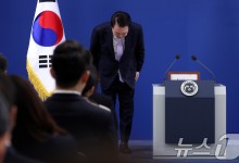 尹, 회견 후속 조치…전화번호 변경·김여사 순방 불참(종합)