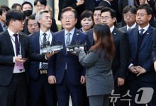 이재명 "흔들림 없이 일하겠다"…민주 "정치 판결 유감"