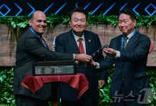 APEC CEO 서밋 의장된 최태원 회장…글로벌 CEO 모여 '엄지척'