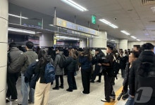 "40분 일찍 나왔는데 지각 걱정…머리도 못 말려" 폭설에 출근 대란