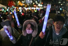 '심각할수록 즐겁게'…외신들, K팝·캐럴·형광봉 韓 시위 조명