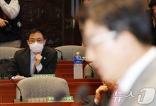 친윤 일부 '尹 오죽하면 계엄'→비윤 조경태 "차라리 의원 관두고 경호원 하라"