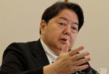 미국 '北 핵보유국' 언급에…日 관방 "북한 핵개발 용납 못해"