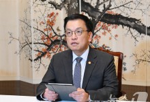 崔대행 "다음주 수출전략회의 개최…美관세 피해 기업 지원 논의"