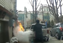 '메케한 냄새'에 번뜩…직감적으로 달려가 불 끈 경찰관들