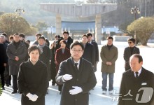 5·18묘역 찾은 김경수 "광주서 尹탄핵 반대집회, 참담"