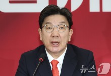 민주 "기자 손목 잡아끈 권성동 사과·사퇴하라"…국힘 "신체적 위협"
