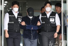 모습 드러낸 '일가족 5명 살해' 50대 가장…구속 여부 오후 결정
