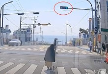 주행 신호로 바뀌어도 버티기…도로 한복판서 '인생샷' 민폐 커플[영상]