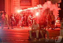 PSG 우승 뒤 일부 팬들 차량 방화 등 난동…최소 300명 체포