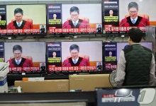 문형배 "尹탄핵 인용·기각 놓고 헌재 재판관 전원 표결, 한번에 만장일치 인용"