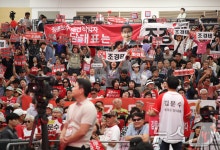 '전대 소동' 전한길에 칼 빼든 국힘 지도부…찬탄 "제명" 반탄 "불공정"