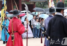 추석 당일 전국에 비 소식…남부만 구름 사이 보름달[내일날씨]