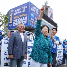 유세장 나타나 '검지척'…6·3 지방선거서 주목받는 연예인들